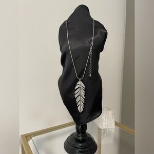 Bohemian glam articulated rhinestone feather necklace.⚡️✨❤️